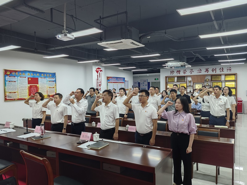 周遠(yuǎn)帶領(lǐng)新黨員入黨宣誓、老黨員重溫入黨誓詞.jpg