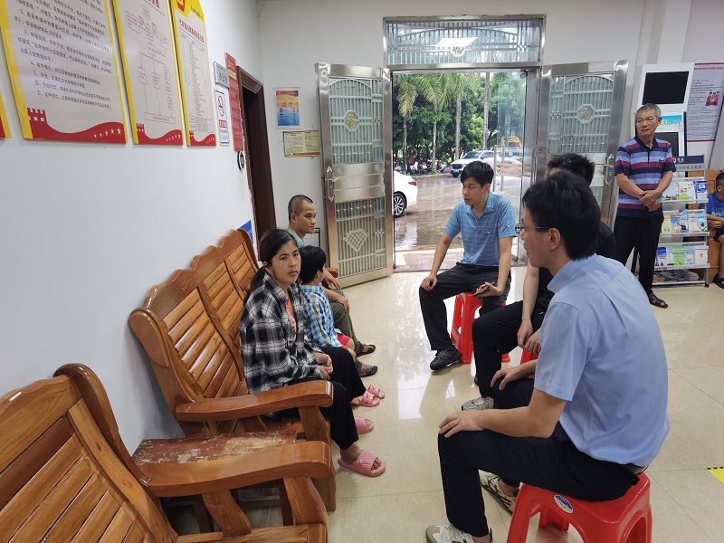 黨員、團(tuán)員干部和留守兒童親切交談2.jpg