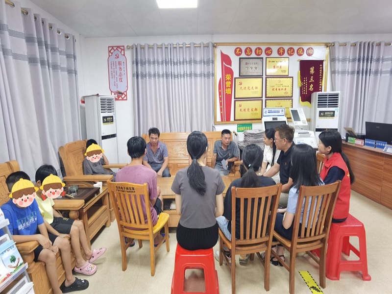 黨員、團(tuán)員干部和留守兒童親切交談3.jpg
